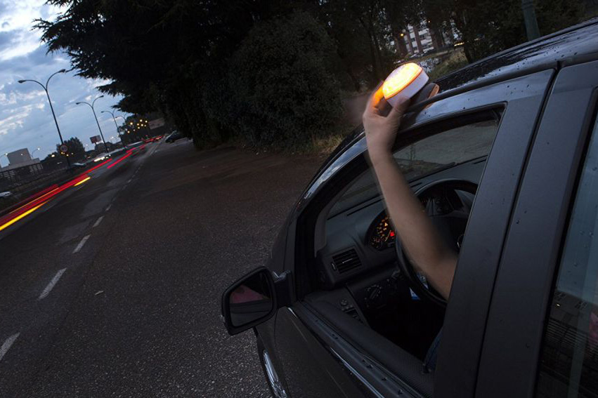 Help-flash, is a light device that allows immediate signaling of any obstacle on the road